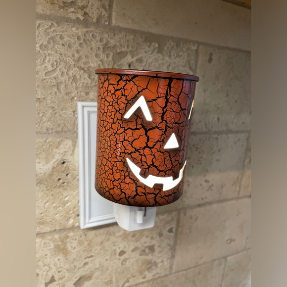 Halloween Plug-In Wax Melt Warmer - Picture 1 of 4